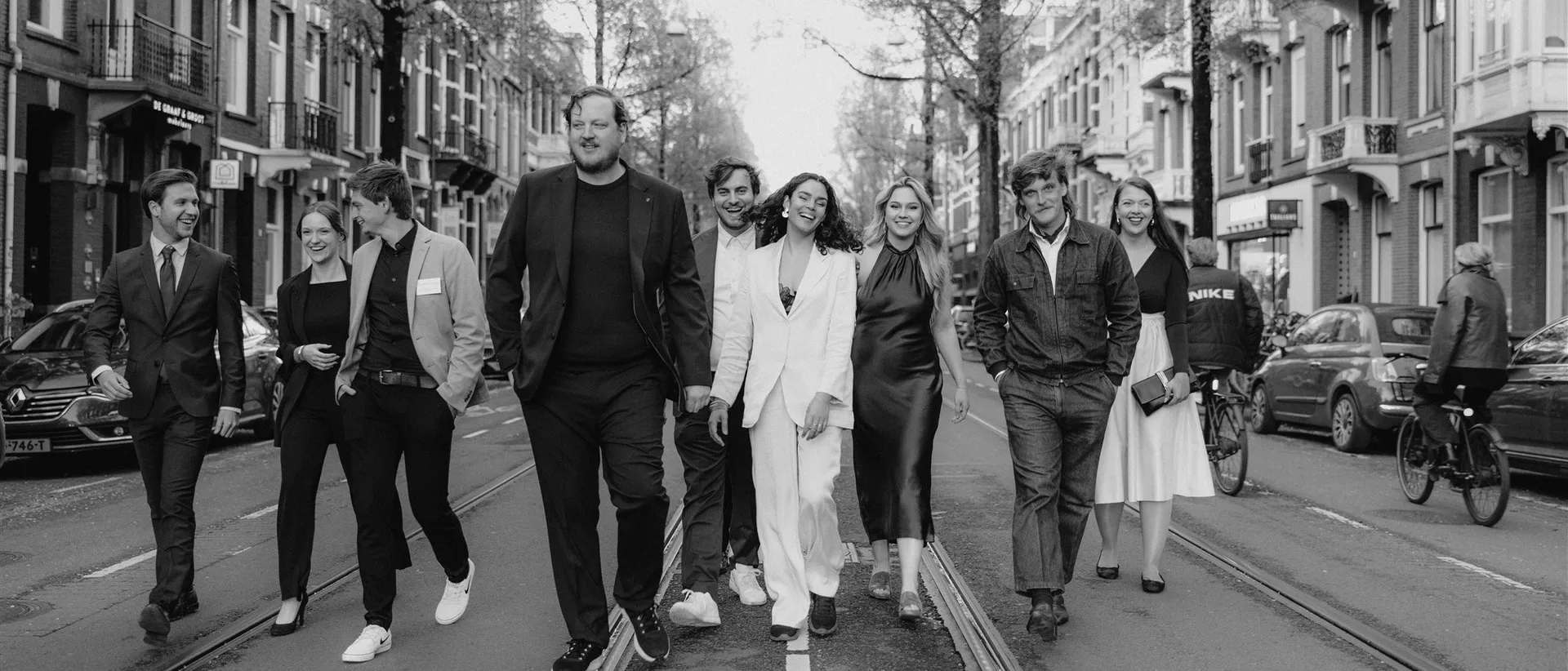 Het team van Lux Visual Storytellers wandelt samen door een straat.