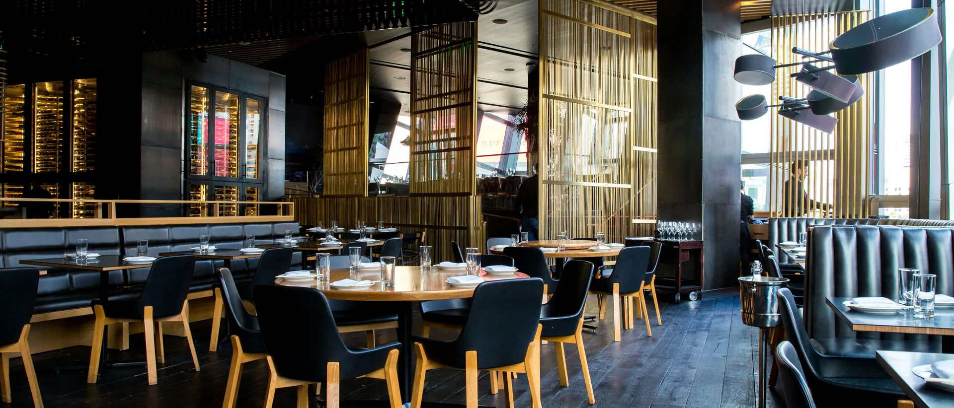 Een restaurantzaal met gedekte tafels.