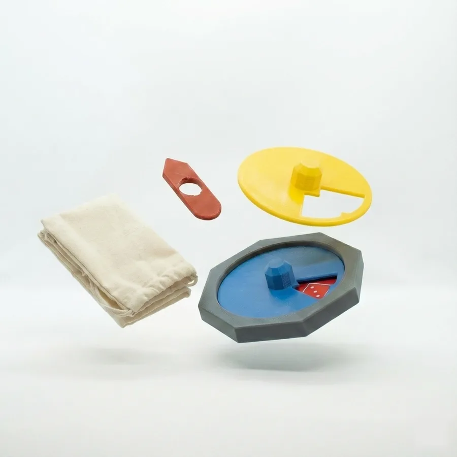 De onderdelen van een C-Spinner van Lynd Creation, zwevend tegen een lichte achtergrond.