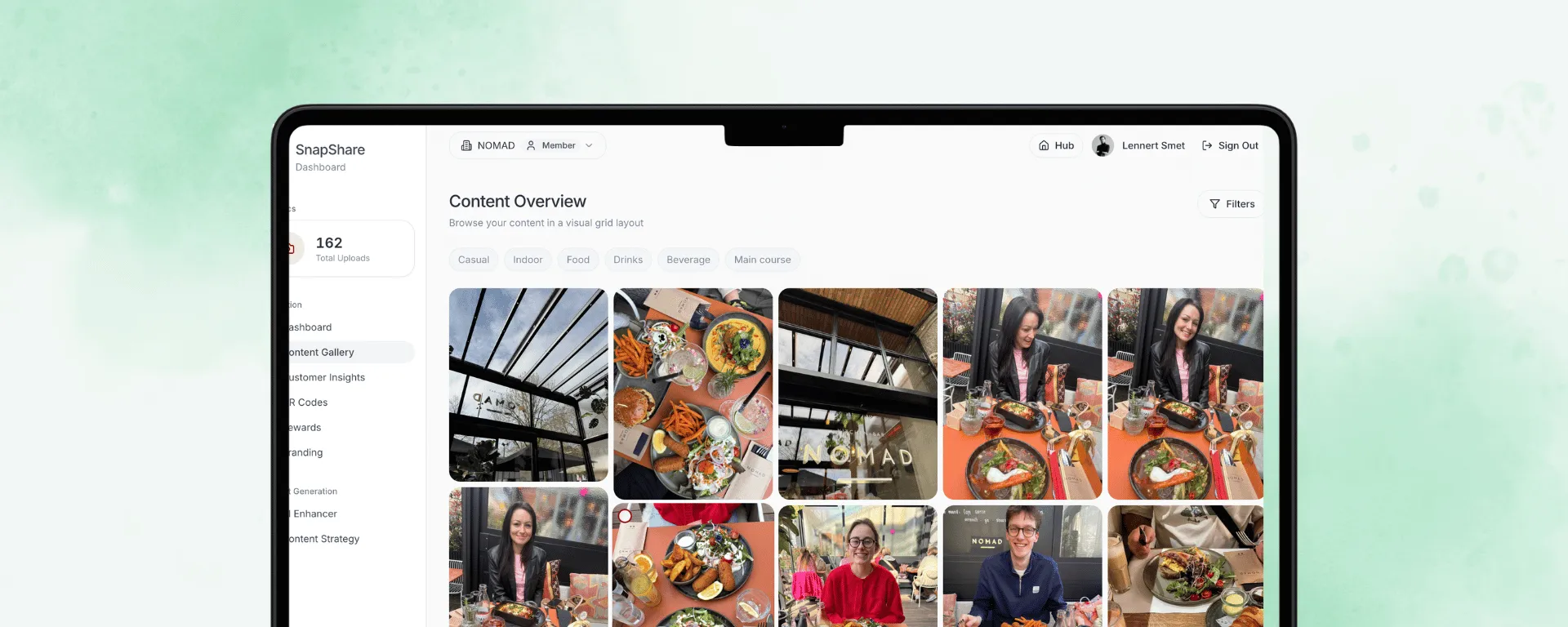 Een raster met foto's van gerechten en gasten in de contentbibliotheek van SnapShare.