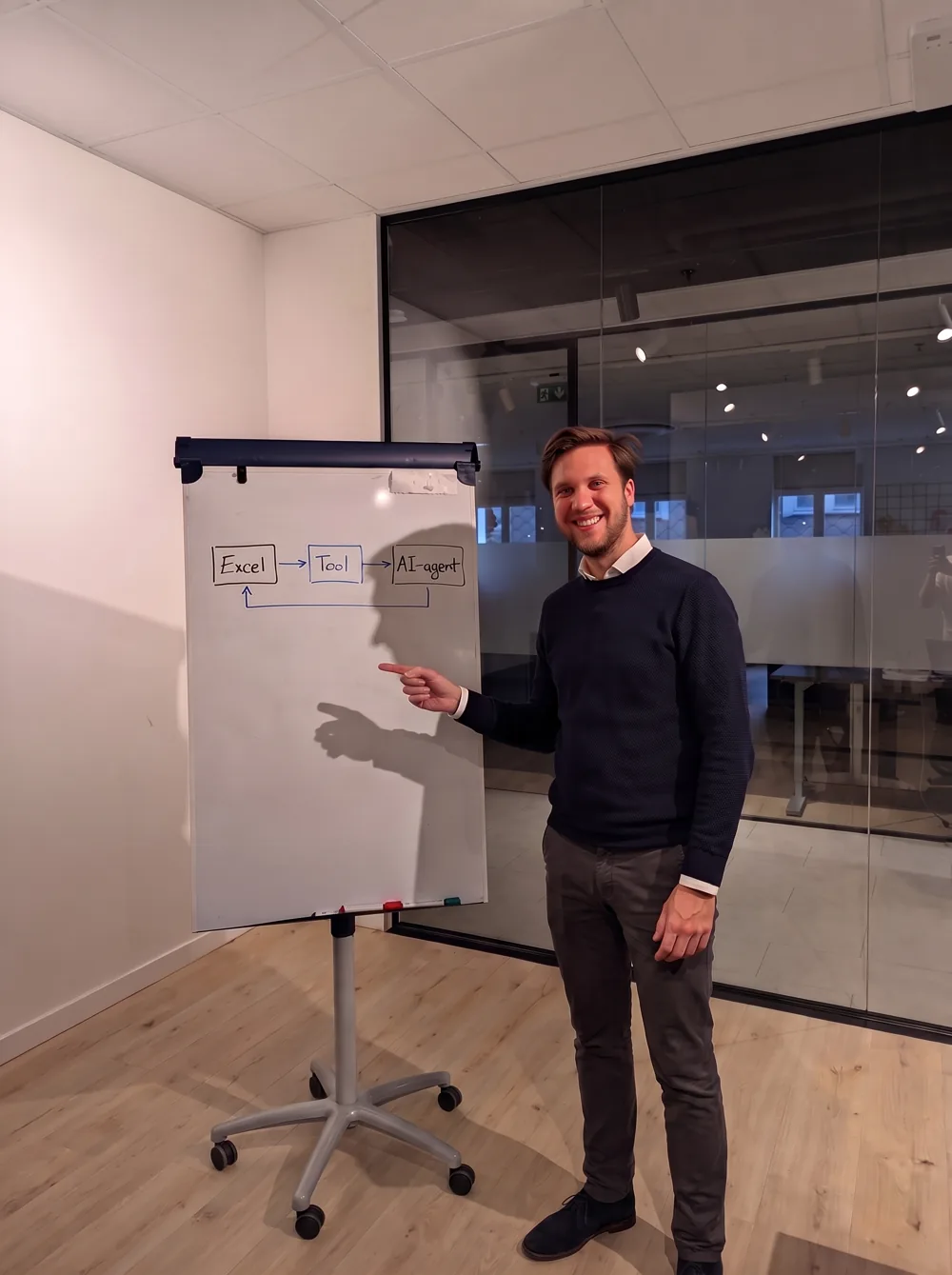 Lennert Smet wijst naar een flip-over met een schema van Excel naar een tool naar een AI-agent.